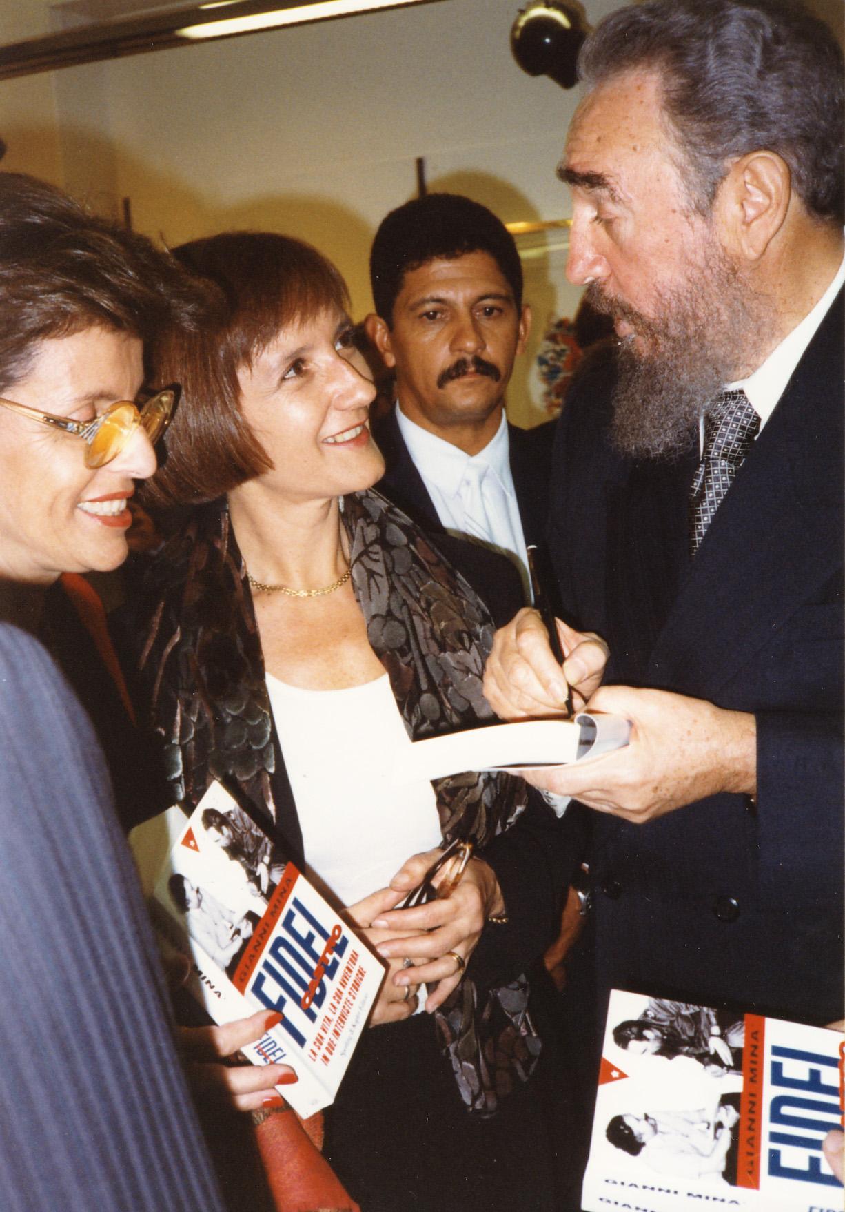 Roma, 16 novembre 1996. Carla Tanzi saluta Fidel Castro in occasione della sua visita in Italia per il vertice mondiale sull'alimentazione alla FAO.